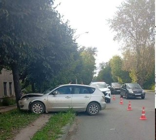 В Йошкар-Оле женщина-водитель пострадала в ДТП с деревом